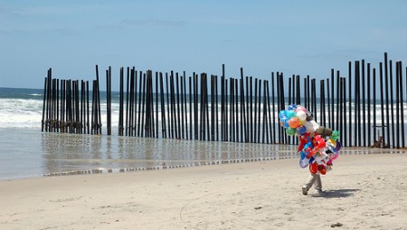 At a beach in Tijuana, a balloon vendor attempts to bring some joy, photo: Romel Jacinto/flickr