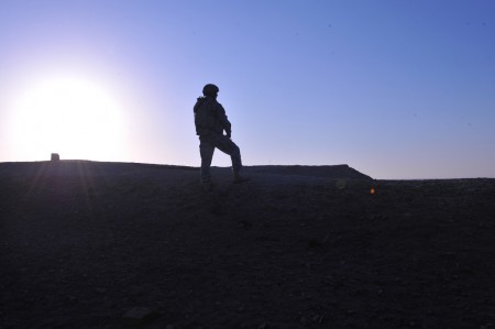Lone US solider looks out over the Diyala River Valley in Iraq, photo: US Army/flickr